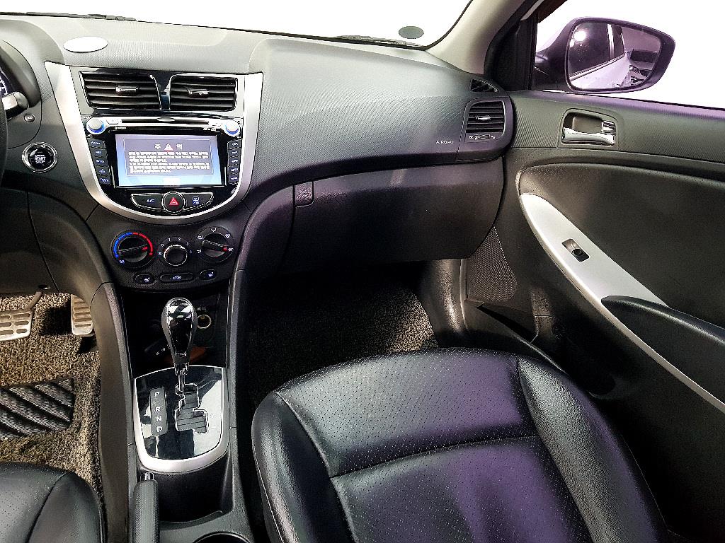 HYUNDAI Accent - Vista 10