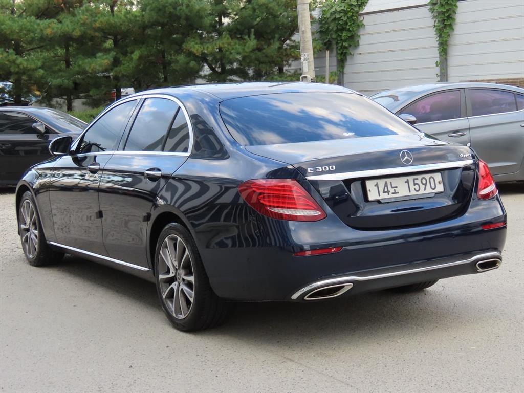 Mercedes Benz E class - Vista 5