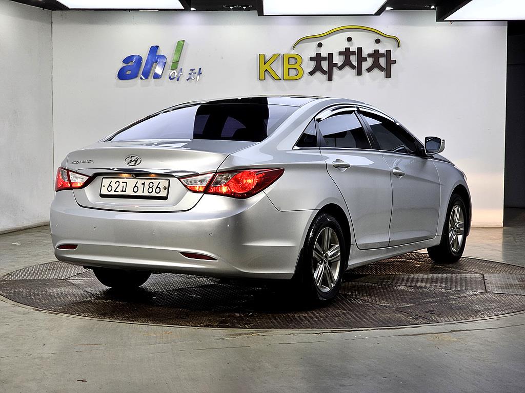 HYUNDAI Sonata - Vista 4