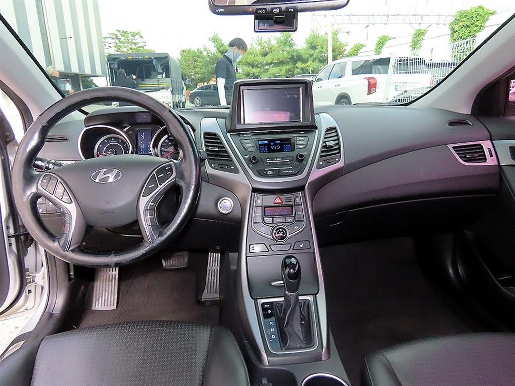 HYUNDAI Avante - Vista 7