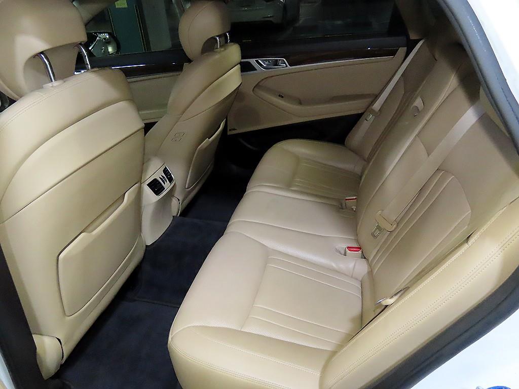 HYUNDAI Genesis - Vista 7