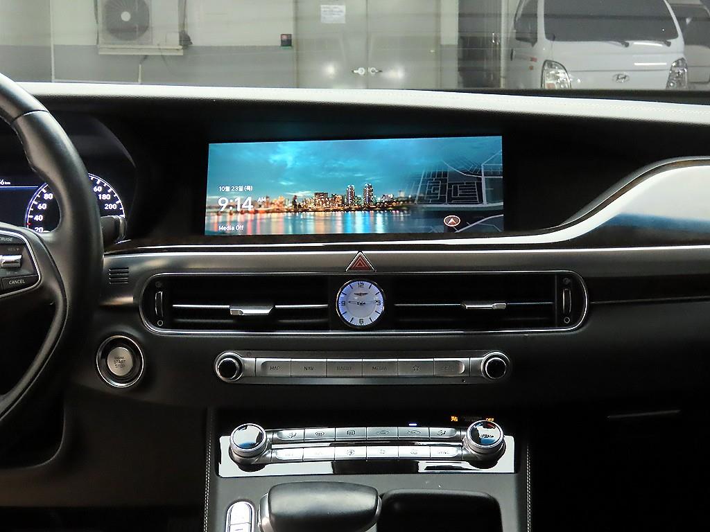 Genesis G90 - Vista 10