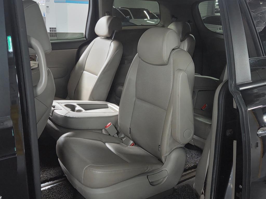 KIA Carnival - Vista 11