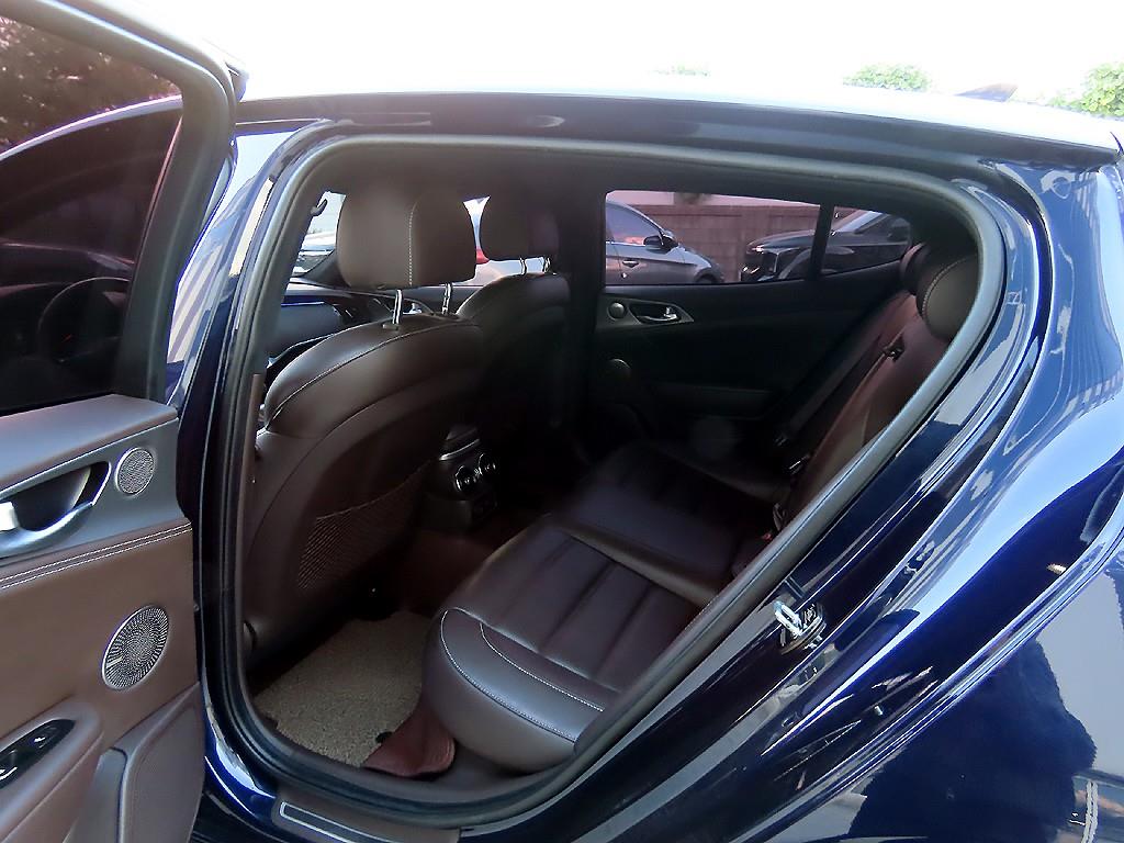 KIA Stinger - Vista 6