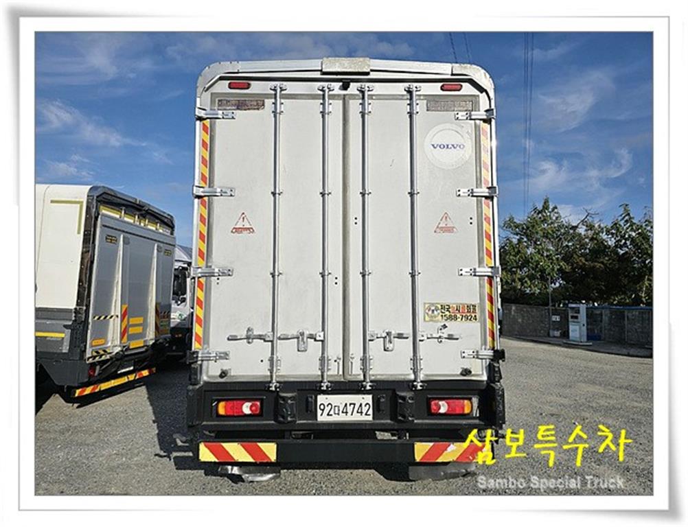 medium and large cargo truck - Vista 7