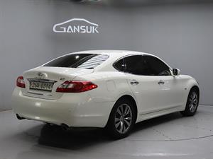 Infiniti M - Vista 8