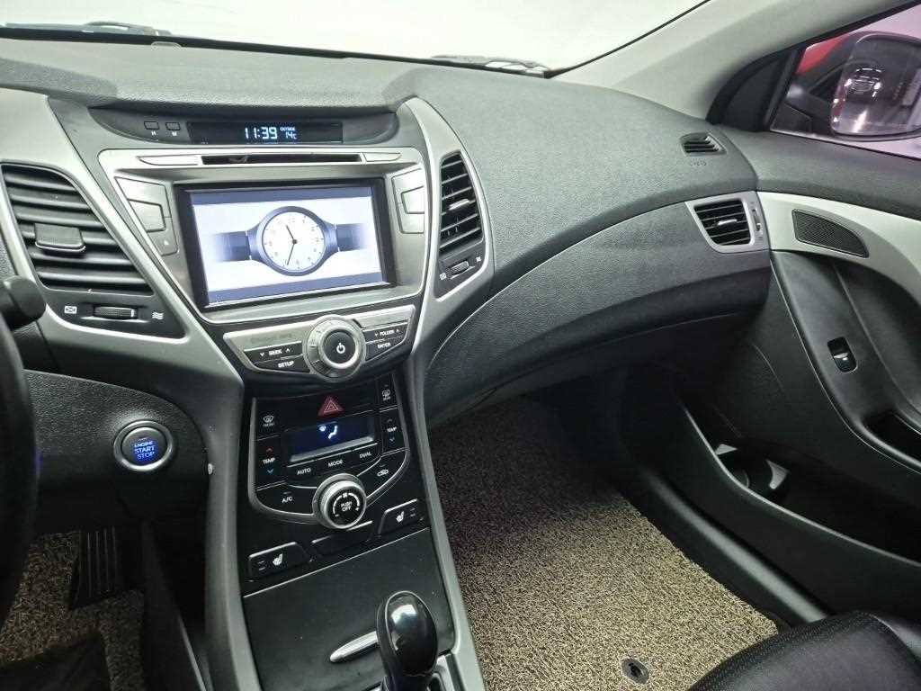 HYUNDAI Avante - Vista 10