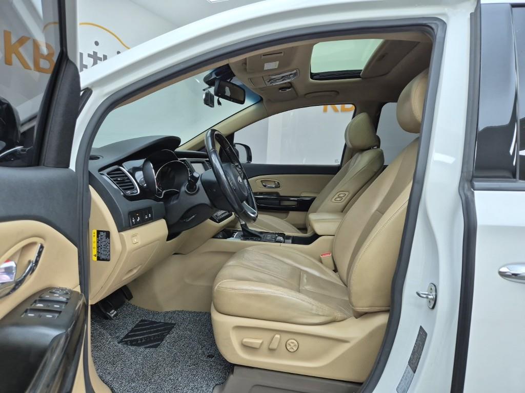 KIA Carnival - Vista 11
