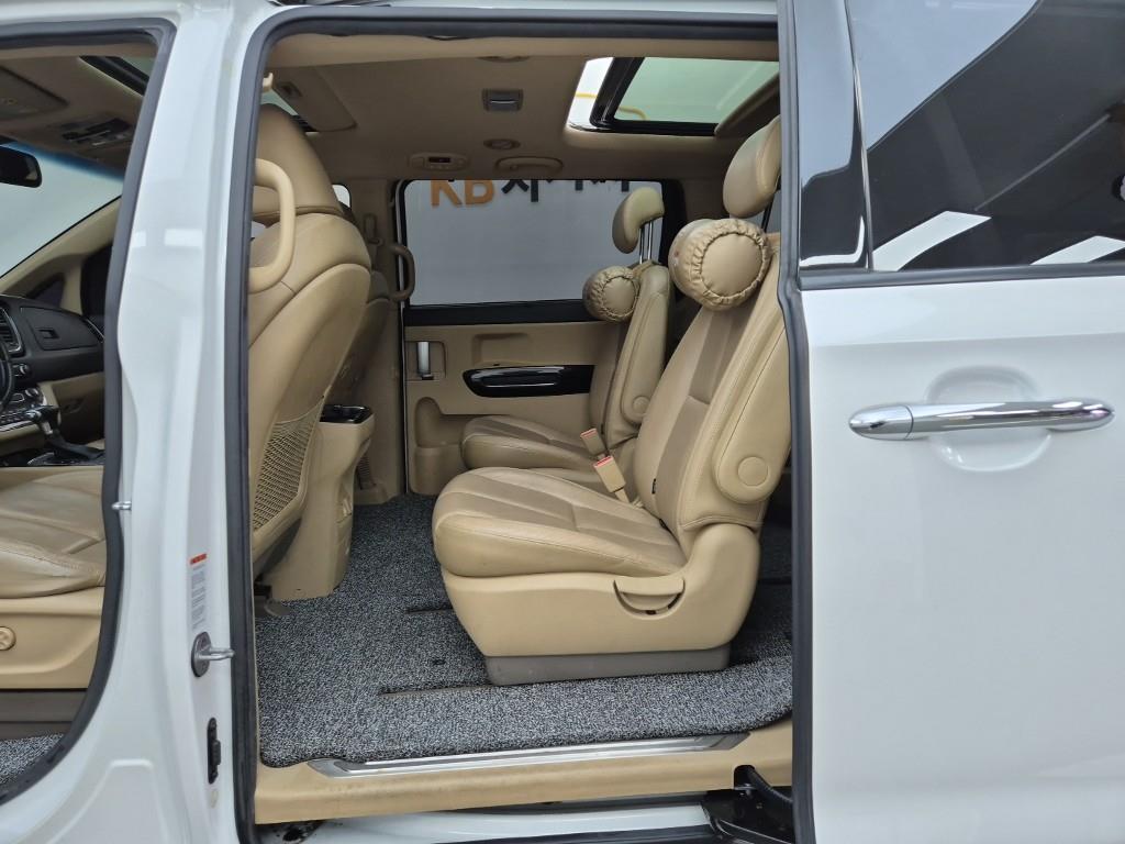 KIA Carnival - Vista 12