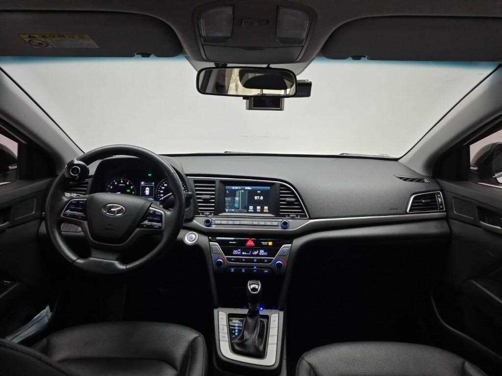 HYUNDAI Avante - Vista 7