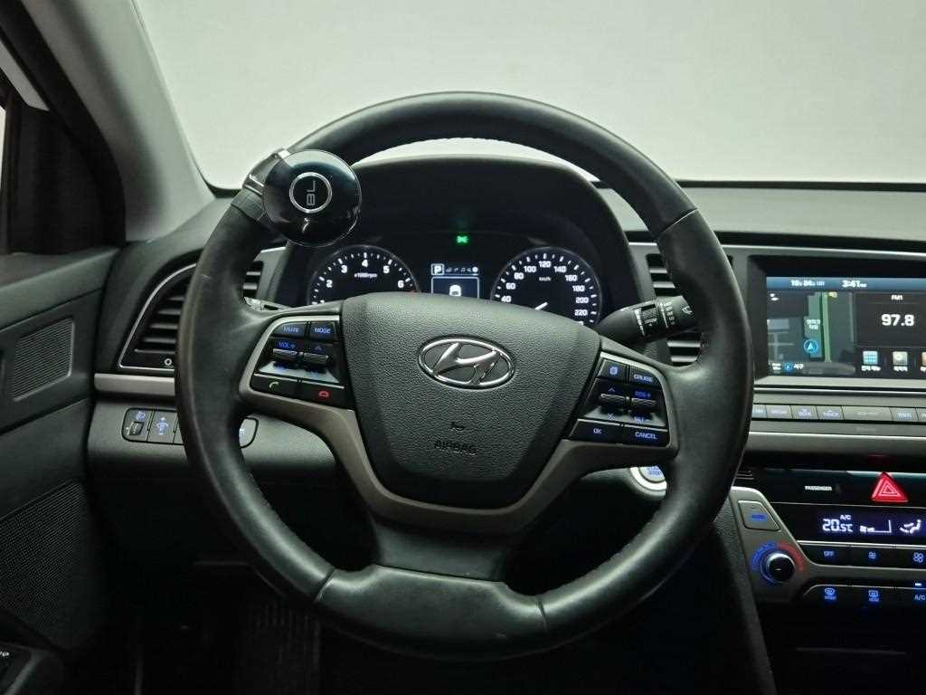 HYUNDAI Avante - Vista 9