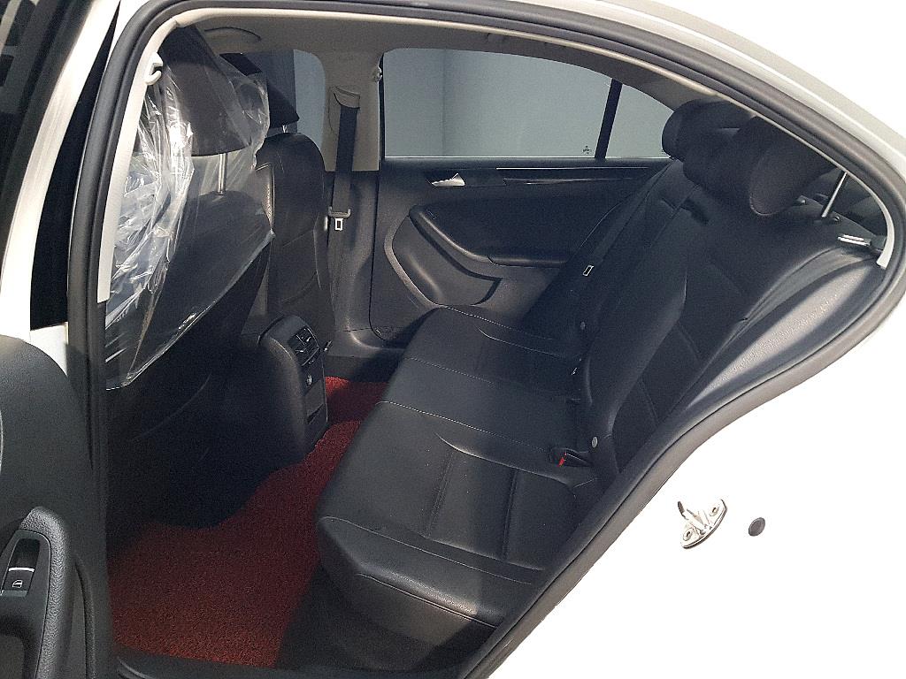 Volkswagen Jetta - Vista 9