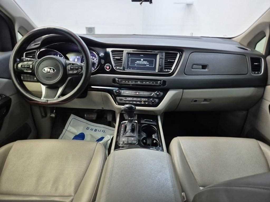 KIA Carnival - Vista 7