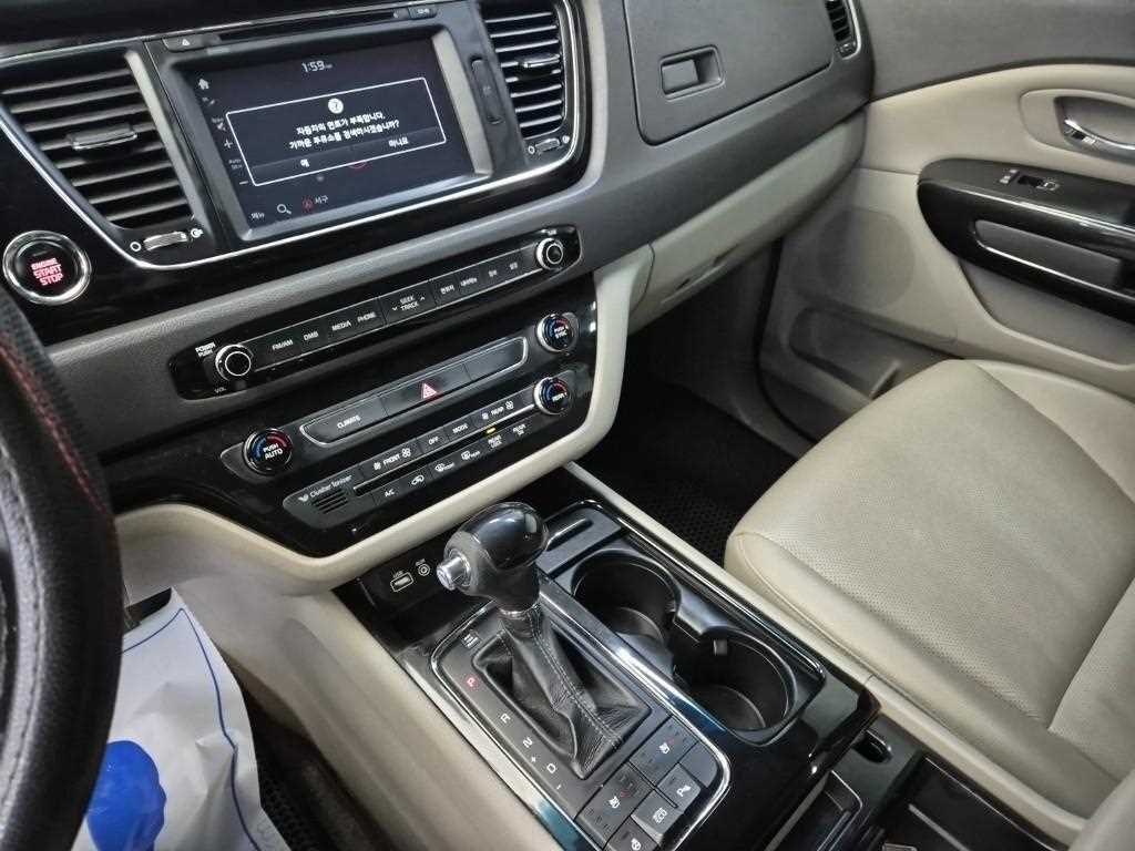 KIA Carnival - Vista 10