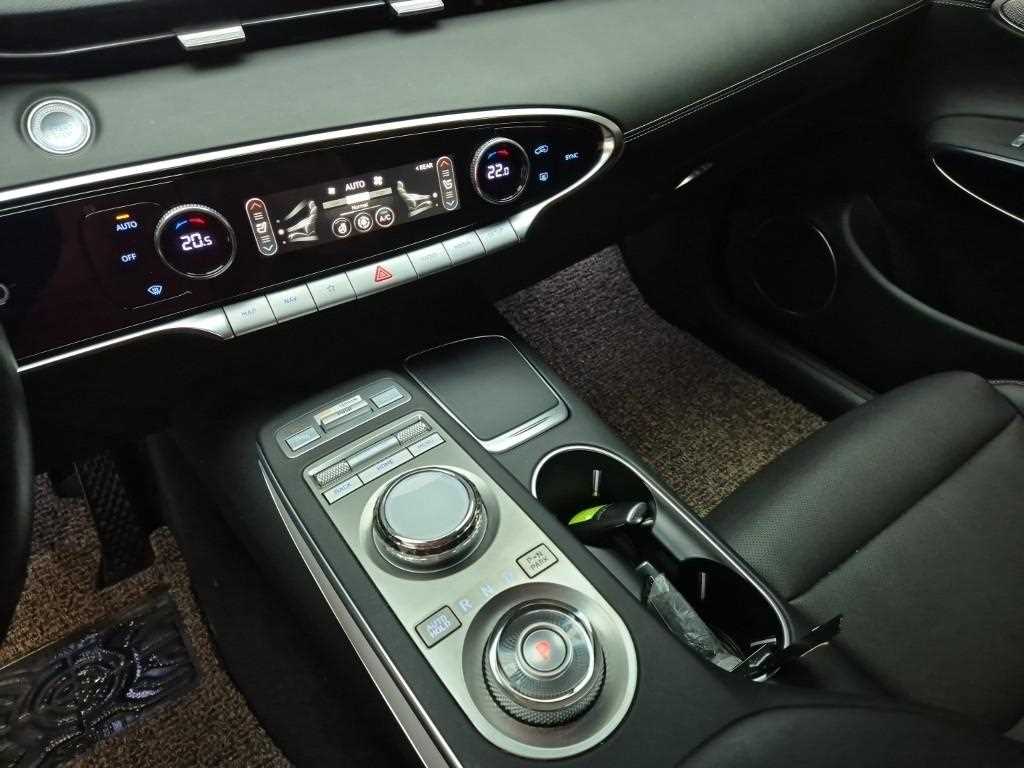 Genesis GV70 - Vista 8