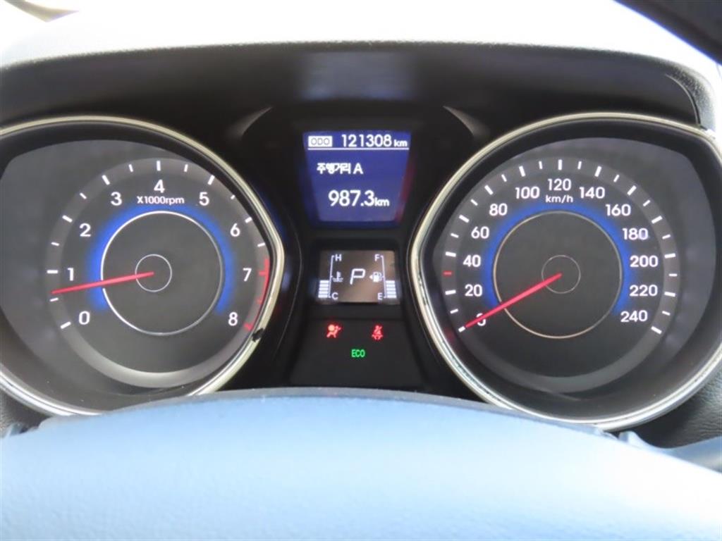 HYUNDAI Avante - Vista 9