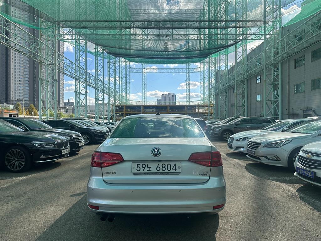 Volkswagen Jetta - Vista 4