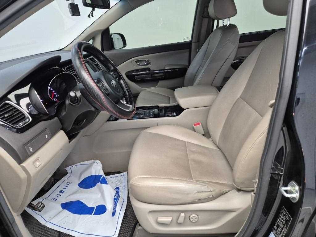 KIA Carnival - Vista 11