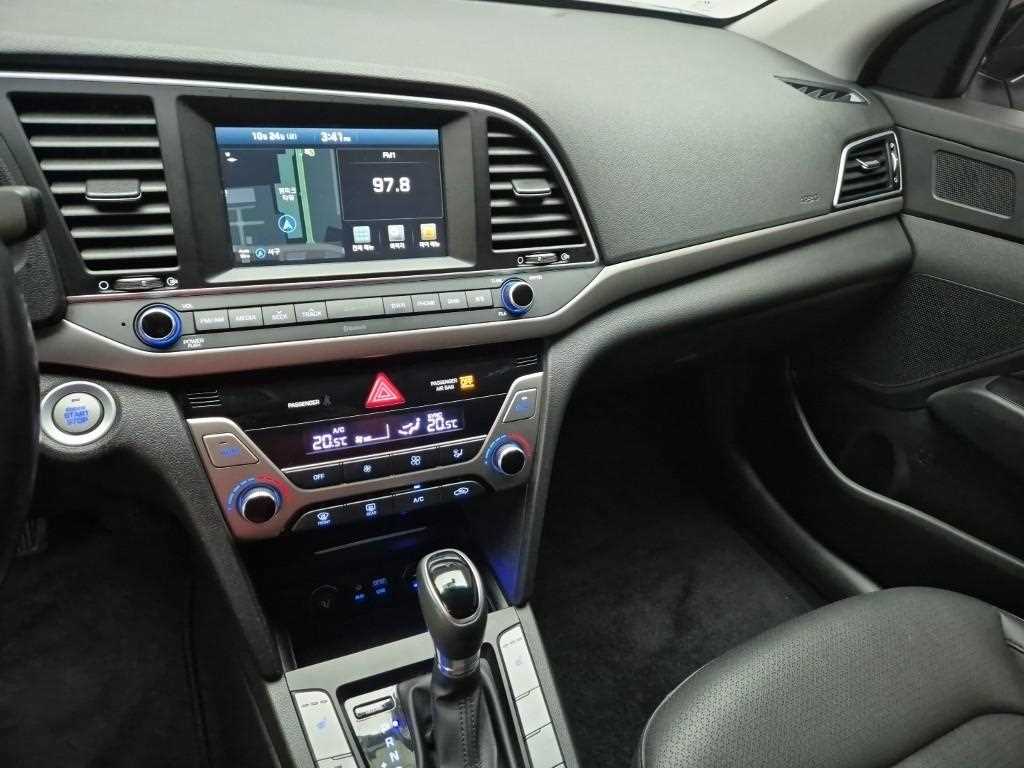 HYUNDAI Avante - Vista 10