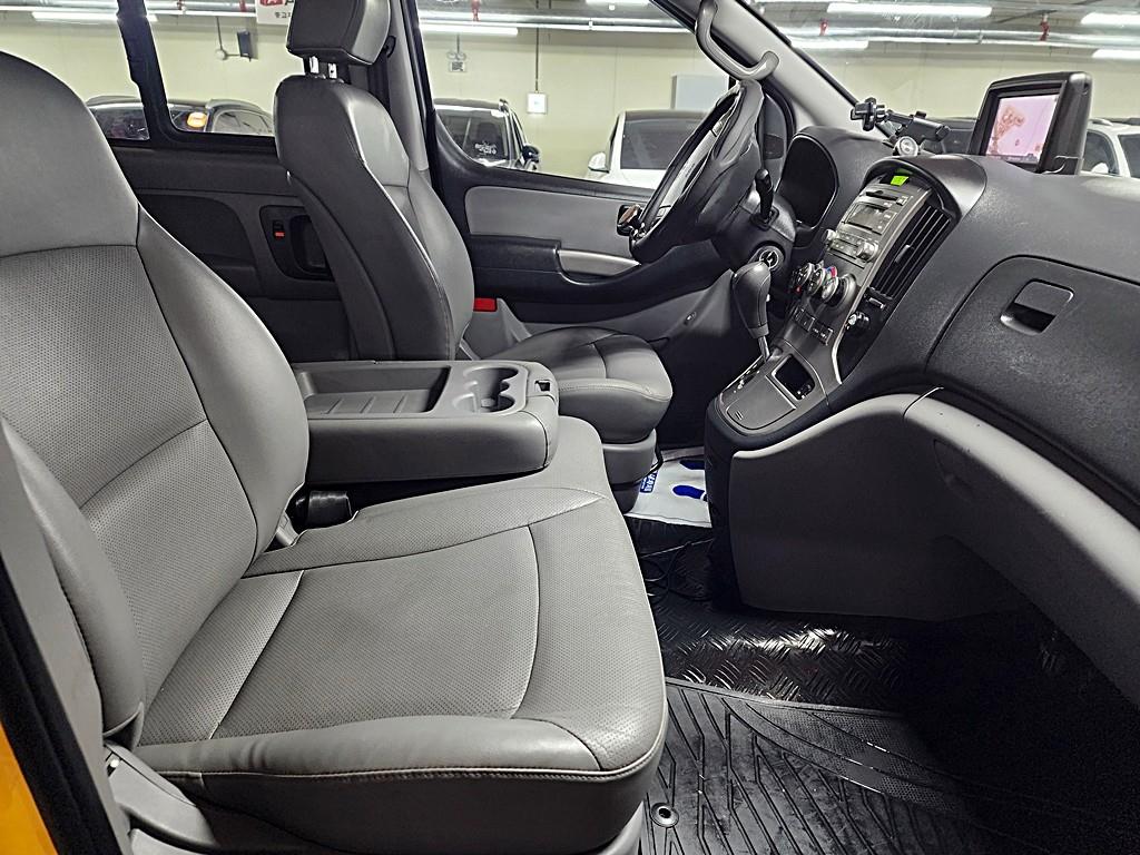 HYUNDAI Starex - Vista 6