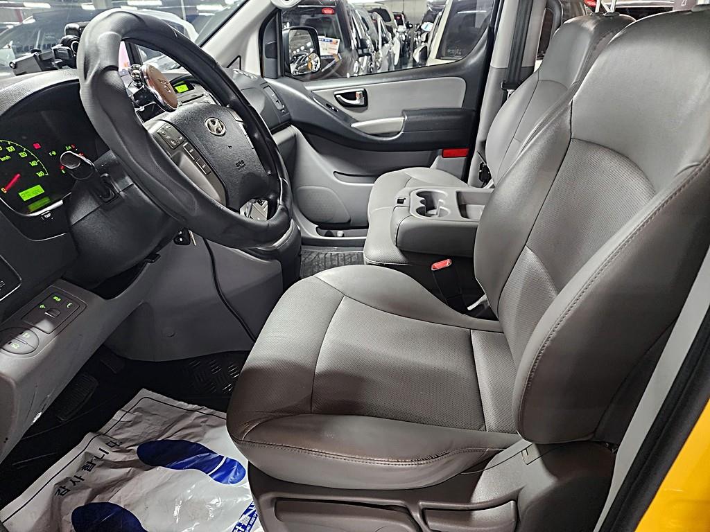 HYUNDAI Starex - Vista 12