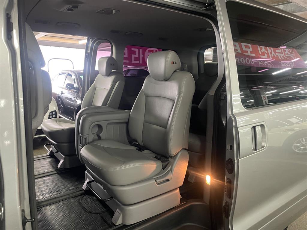 HYUNDAI Starex - Vista 7