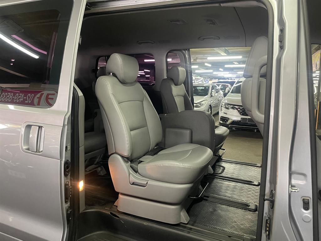 HYUNDAI Starex - Vista 9