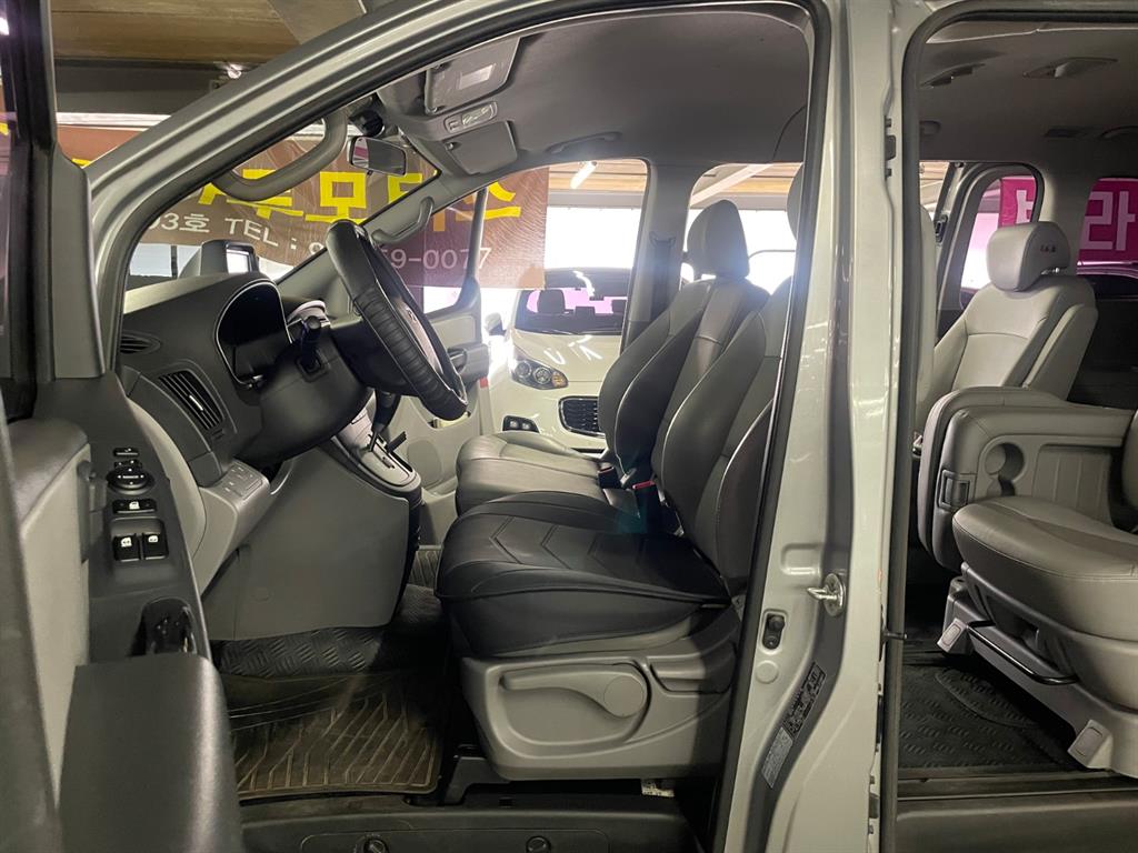 HYUNDAI Starex - Vista 6