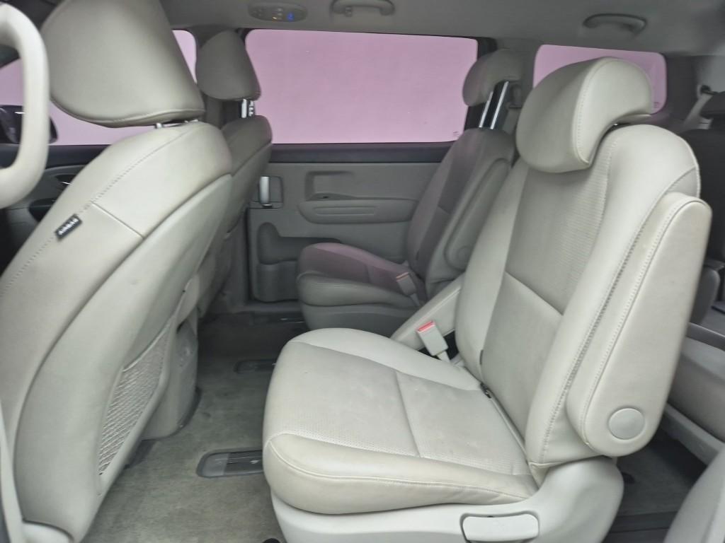 KIA Carnival - Vista 12
