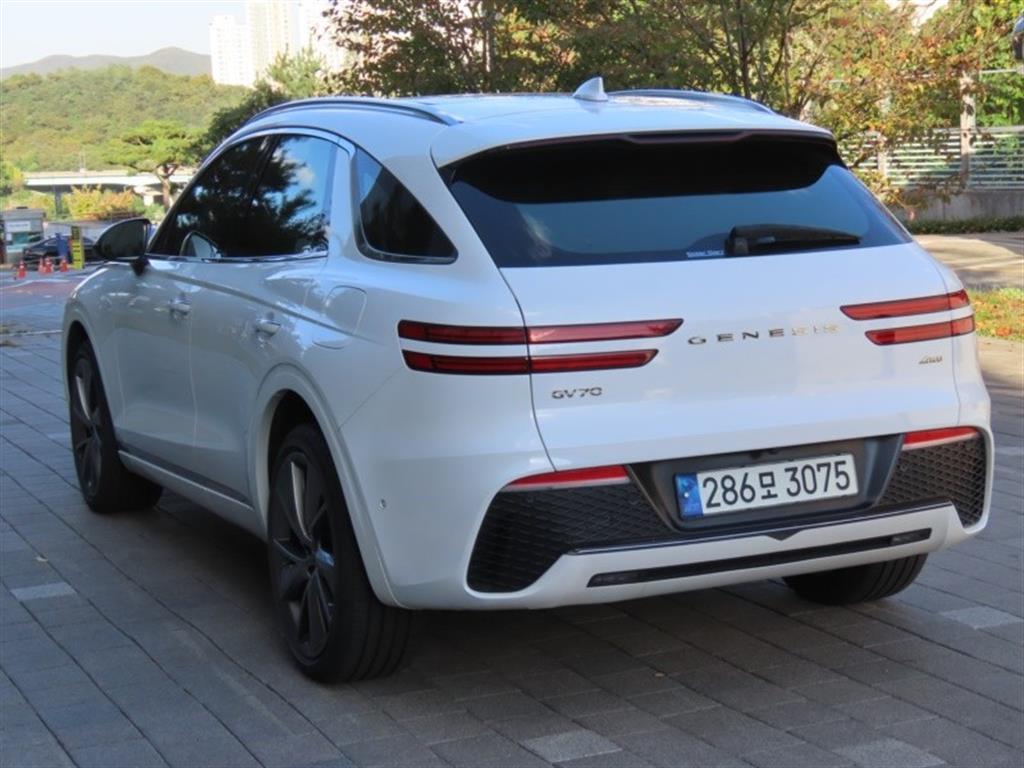 Genesis GV70 - Vista 7