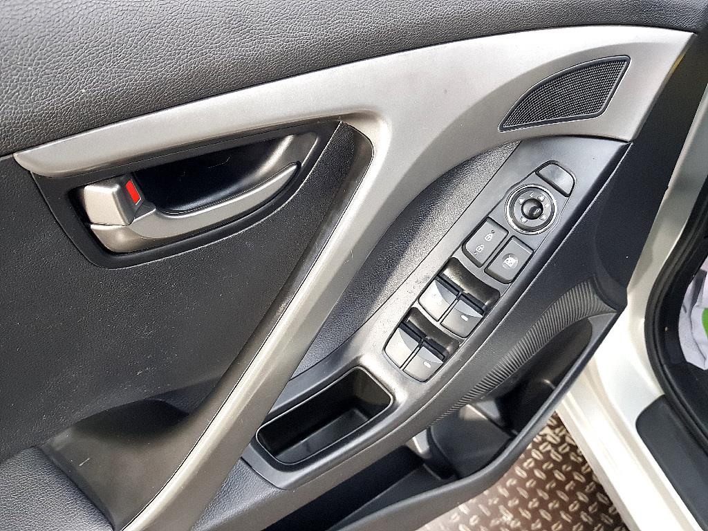 HYUNDAI Avante - Vista 11