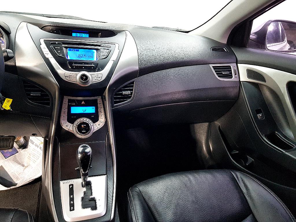 HYUNDAI Avante - Vista 10