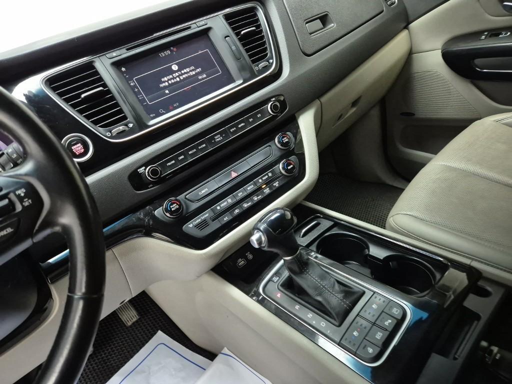 KIA Carnival - Vista 10