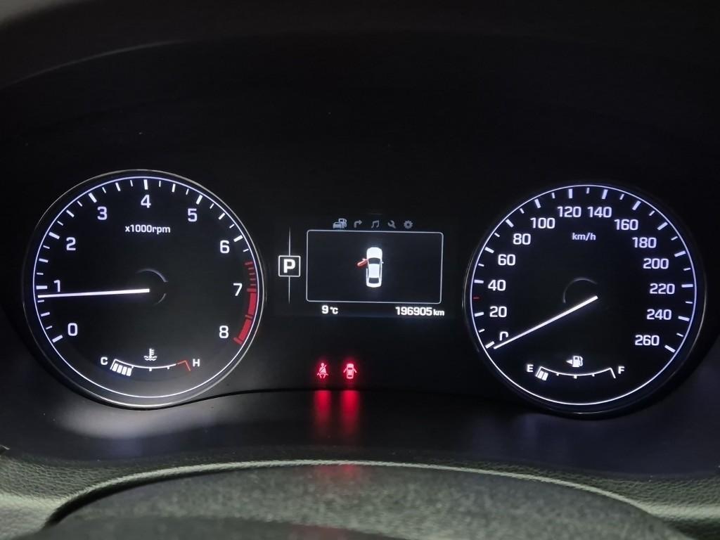 HYUNDAI Genesis - Vista 6