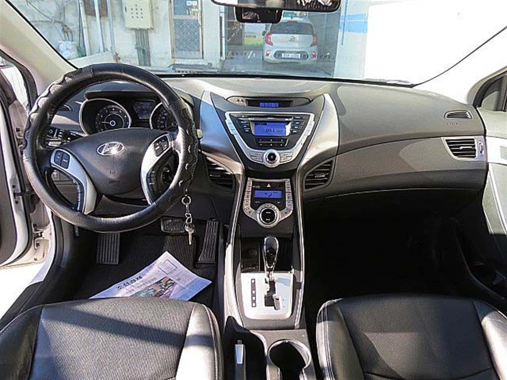 HYUNDAI Avante - Vista 9