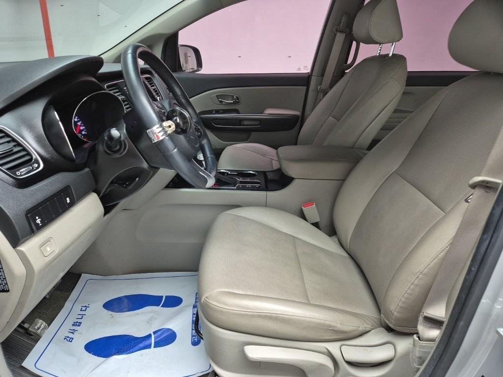 KIA Carnival - Vista 11