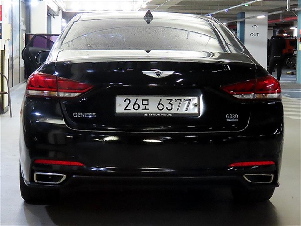 HYUNDAI Genesis - Vista 5