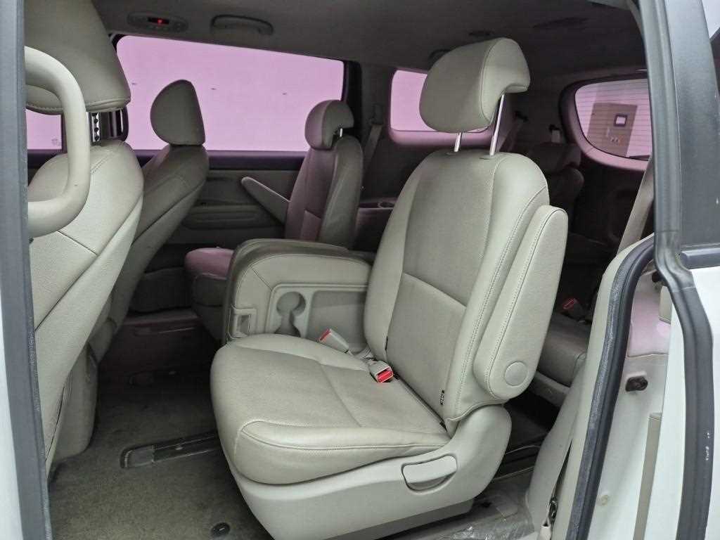KIA Carnival - Vista 12