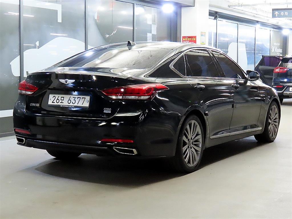 HYUNDAI Genesis - Vista 4