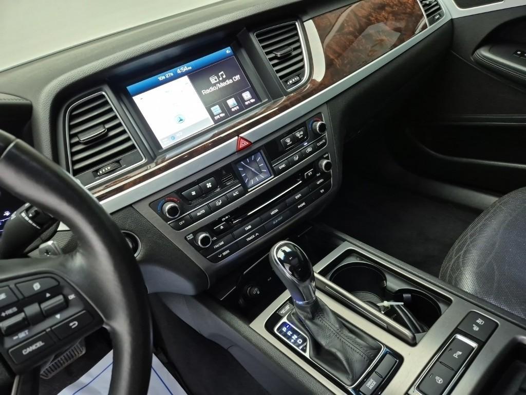 HYUNDAI Genesis - Vista 10