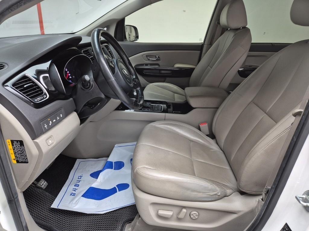 KIA Carnival - Vista 11