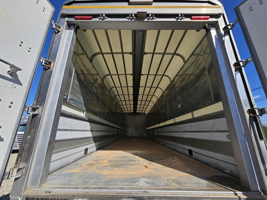 medium and large cargo truck - Vista 6