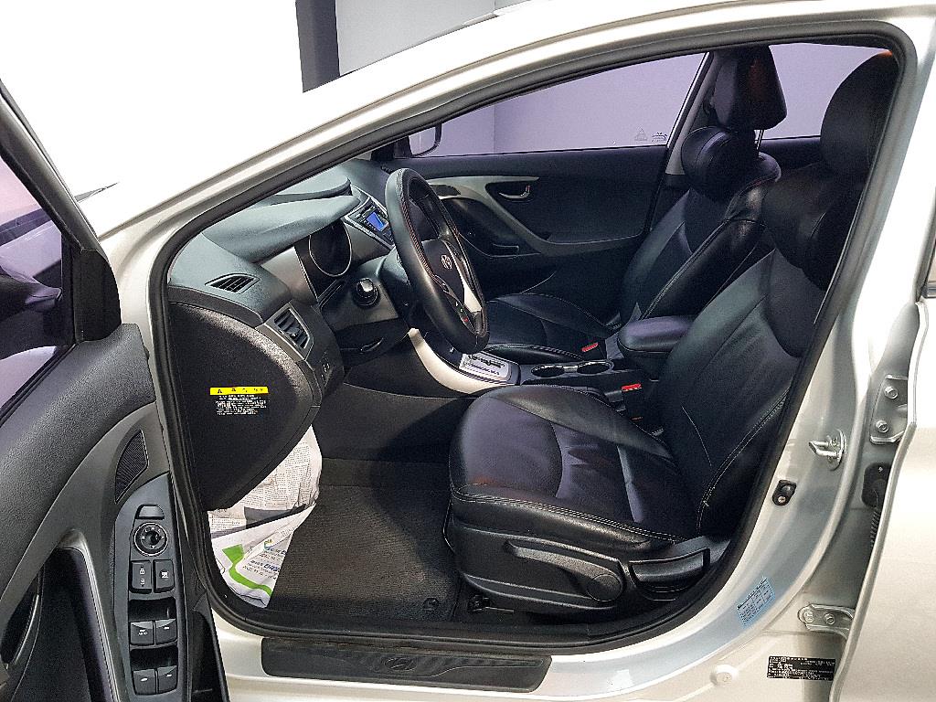 HYUNDAI Avante - Vista 8