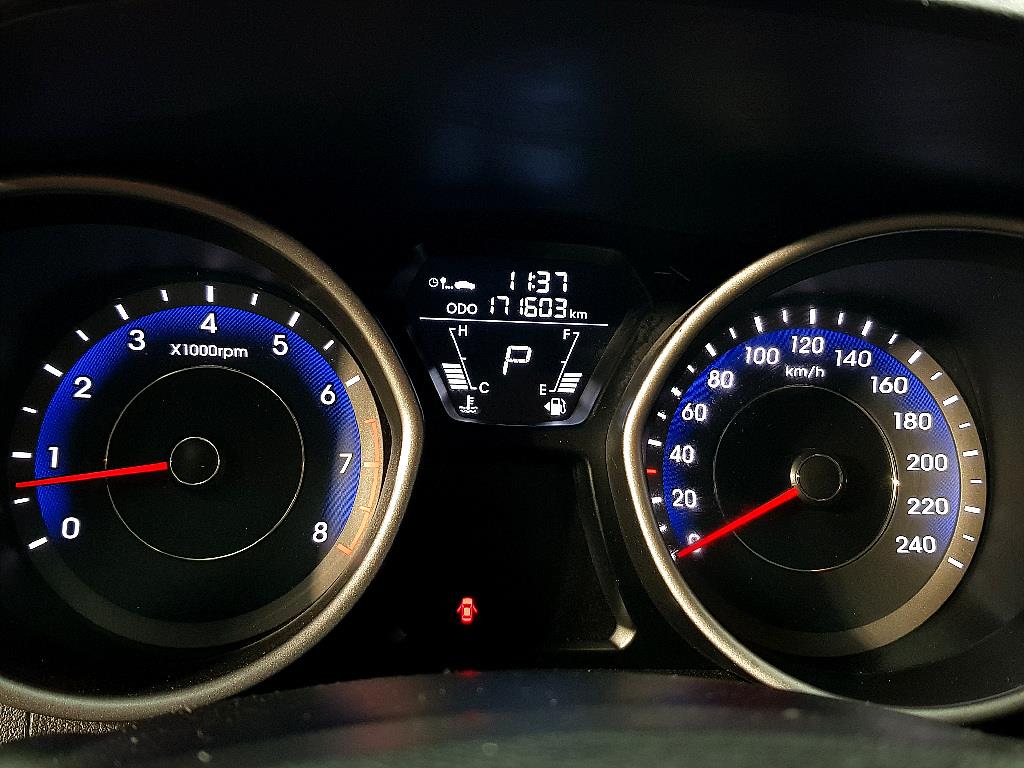 HYUNDAI Avante - Vista 7