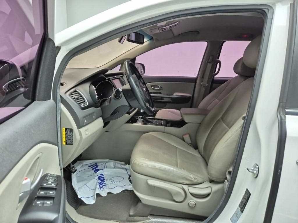 KIA Carnival - Vista 11
