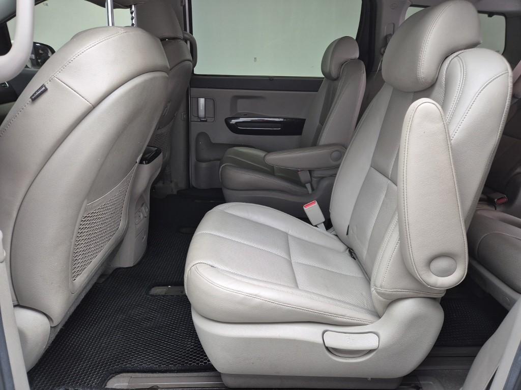 KIA Carnival - Vista 12