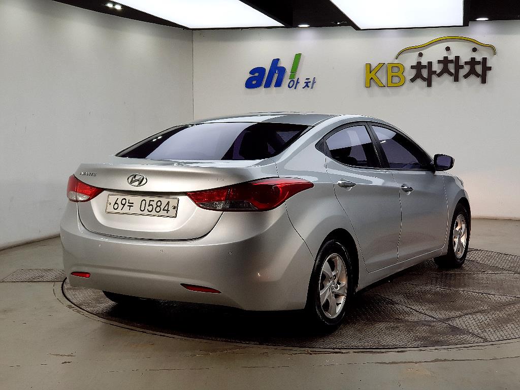 HYUNDAI Avante - Vista 4