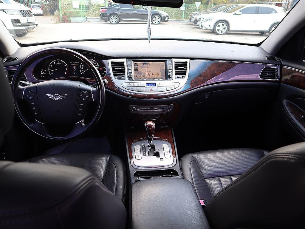 HYUNDAI Genesis - Vista 5