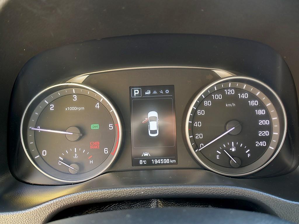 HYUNDAI Avante - Vista 9