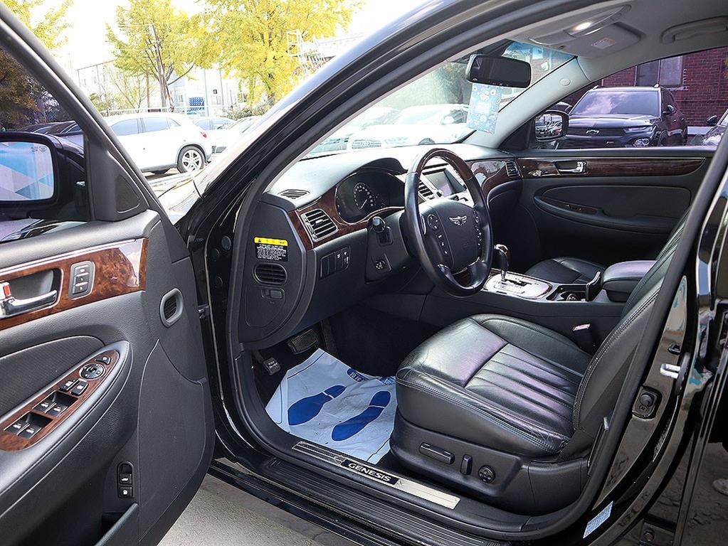 HYUNDAI Genesis - Vista 6